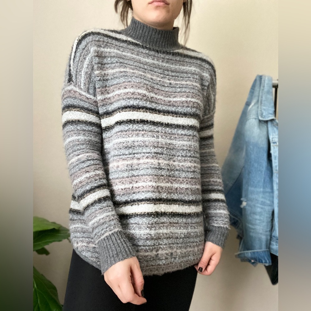 American Eagle Outfitters Gray and Cream Striped Turtleneck Sweater